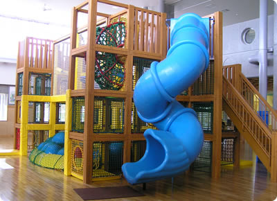 サンピラー交流館　インドアプレイガーデン　大型遊具　児童遊具